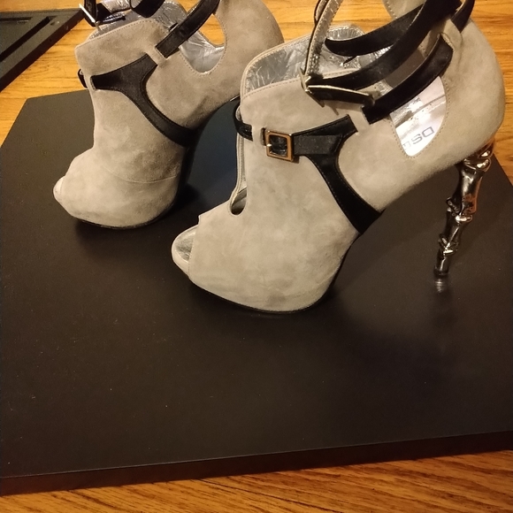 Grey Suede bootie. - Picture 4 of 6